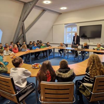 Schüler sitzen an den Tischen des Gemeinderates