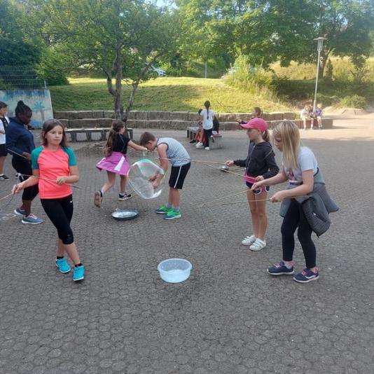 Kinder spielen mit Seifenblasen bei den Bundesjugendspielen 2024