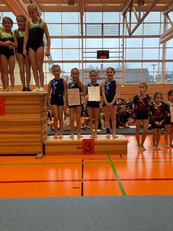 Turnerinnen auf dem Siegertreppchen