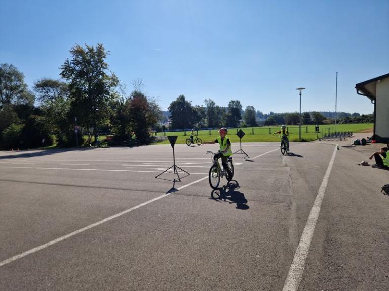 Drei Schüler bei der Fahrradprüfung
