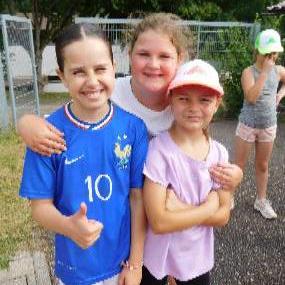 Drei Schülerinnen im Sportdress