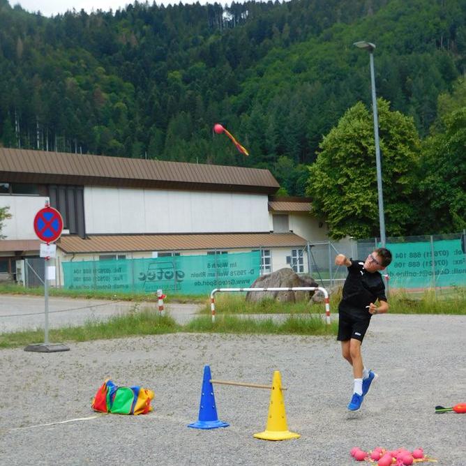 Schüler beim Weitwurf