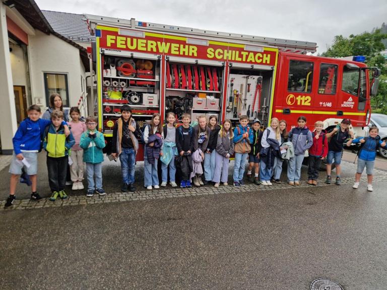 Viertklässler stehen vor dem Feuerwehrauto der Gemeinde Schiltach