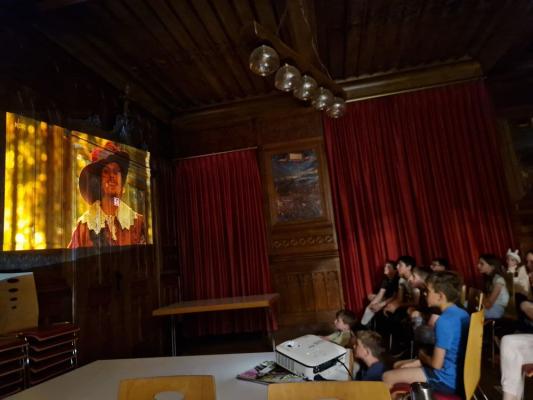 Schüler schauen einen Kinofilm