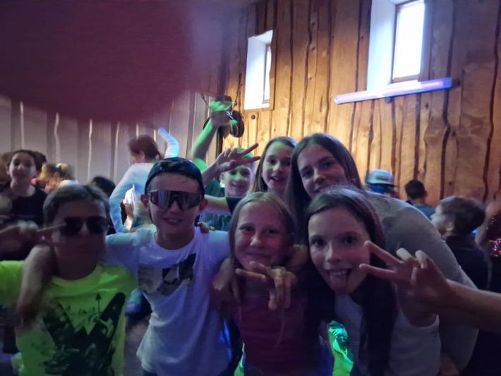 Kinder beim Feiern in der Schülerdisco