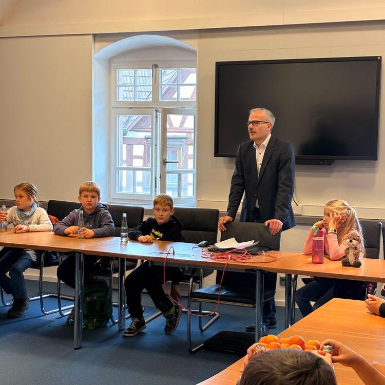 Schiltacher Bürgermeister beantwortet Fragen der Schüler