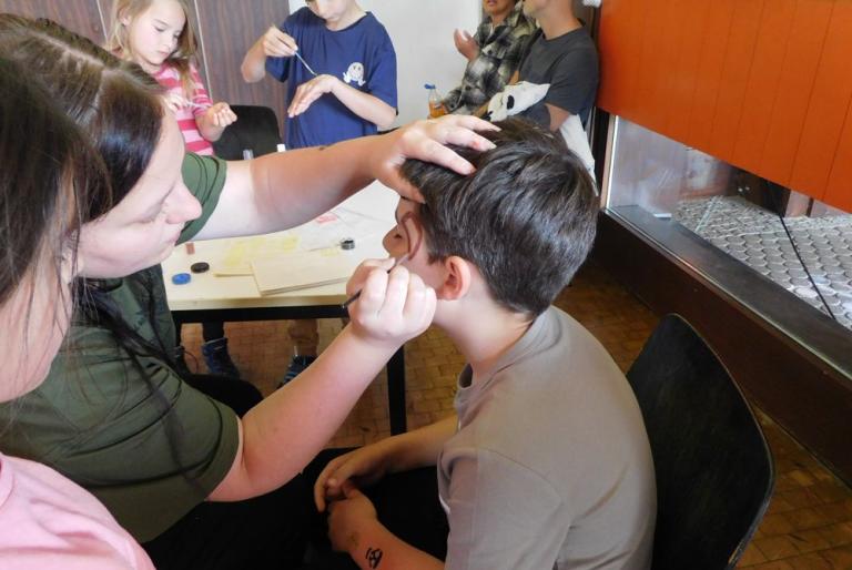 Schüler beim Kinderschminken