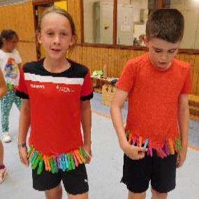 Zwei Schüler mit Wäscheklammern am Shirtsaum